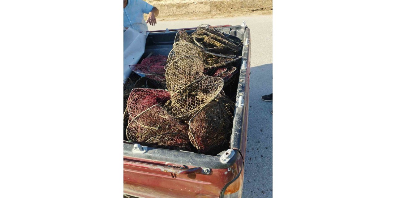 Kullanılması yasak olan 100 metrelik ağı göletten çıkardılar