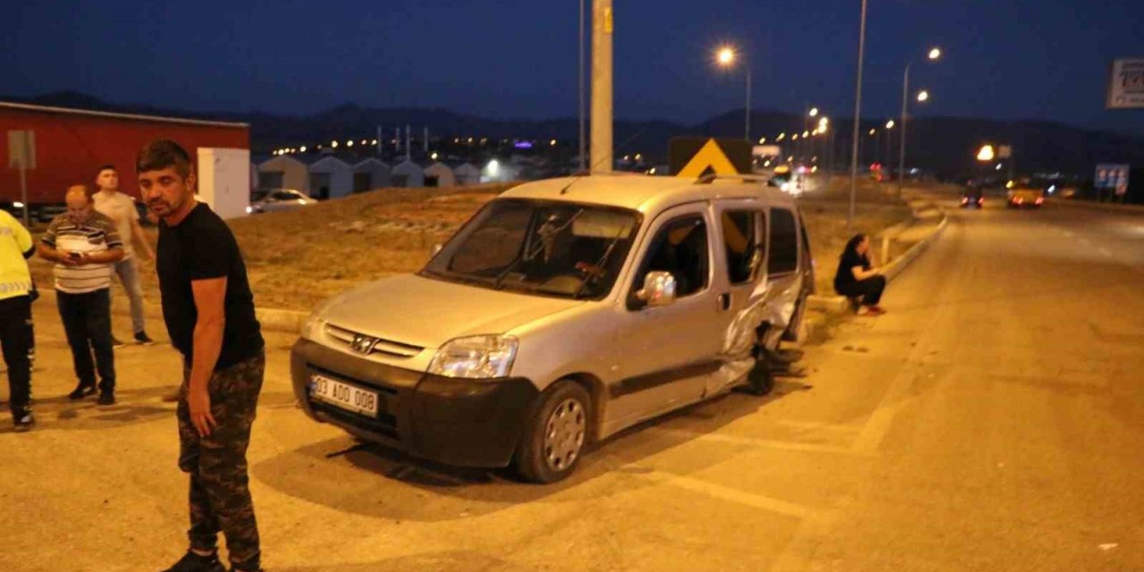 İki aracın çarpıştığı kazada yolcular yaralandı