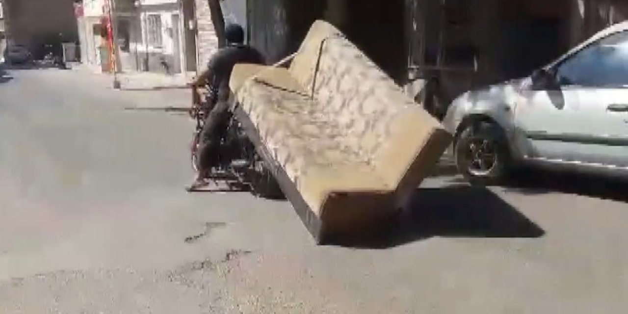 Yük taşımacılığının böylesi ’pes’ dedirtti: Kanepeyi motosikletle taşıdı