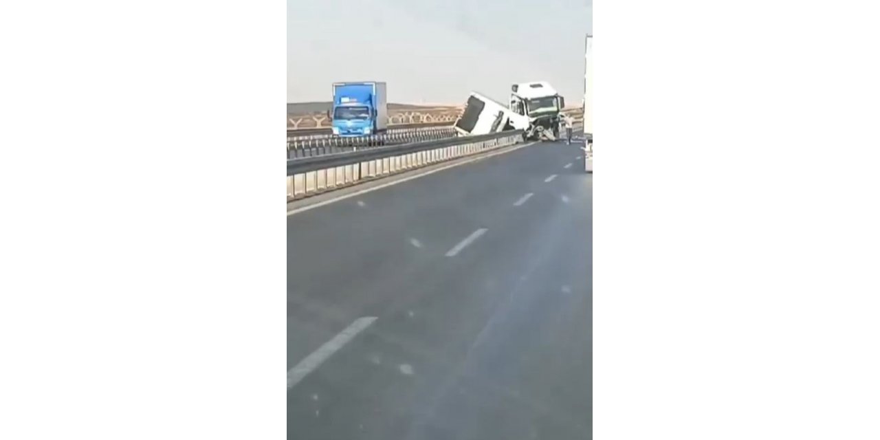 Nusaybin’de tır bariyerlere çarptı: 1 yaralı