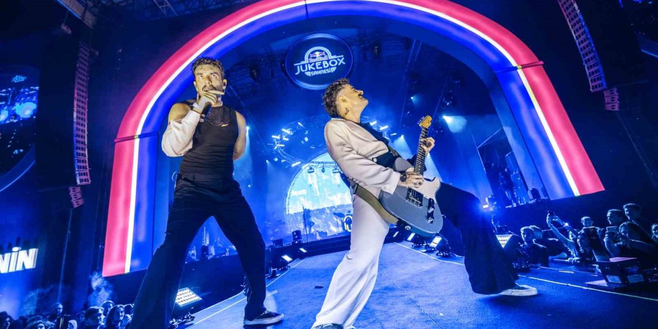 Red Bull Jukebox Sahnesi’nde ‘Dolu Kadehi Ters Tut’ müzikseverlerle buluştu