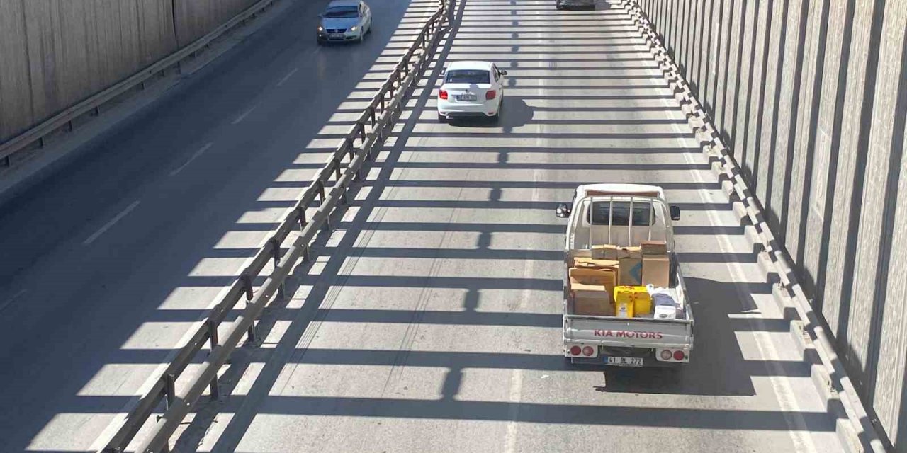 Kocaeli’deki alt geçitten geçen sürücüler, yola yansıyan ışıklardan şikayetçi