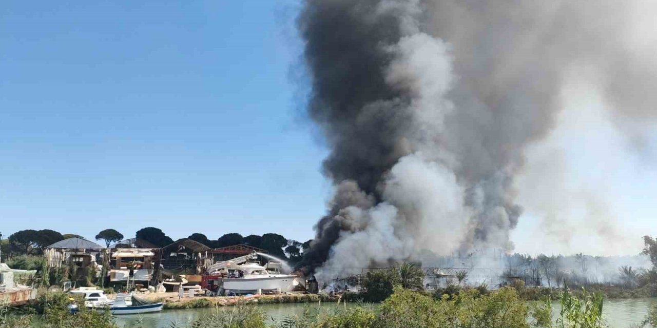 Aksu’da otluk alanda başlayan yangın önce lüks tekneye, ardından ormana sıçradı