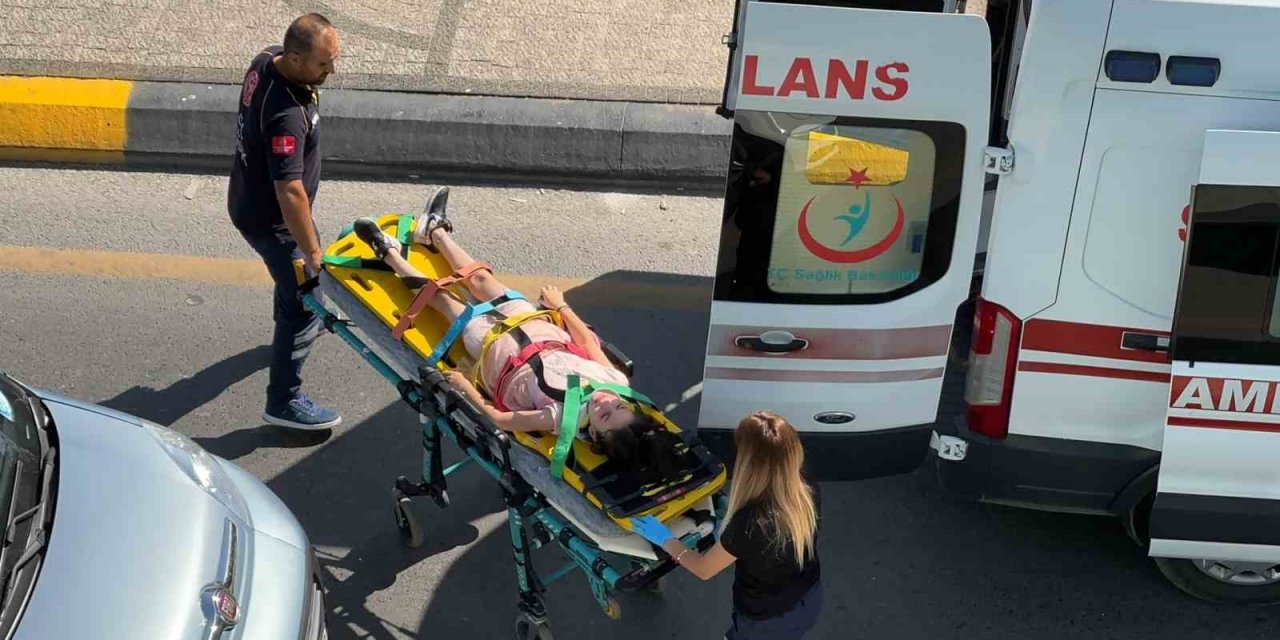 Karşıya geçmek isterken hafif ticari araç çarptı: 1 yaralı