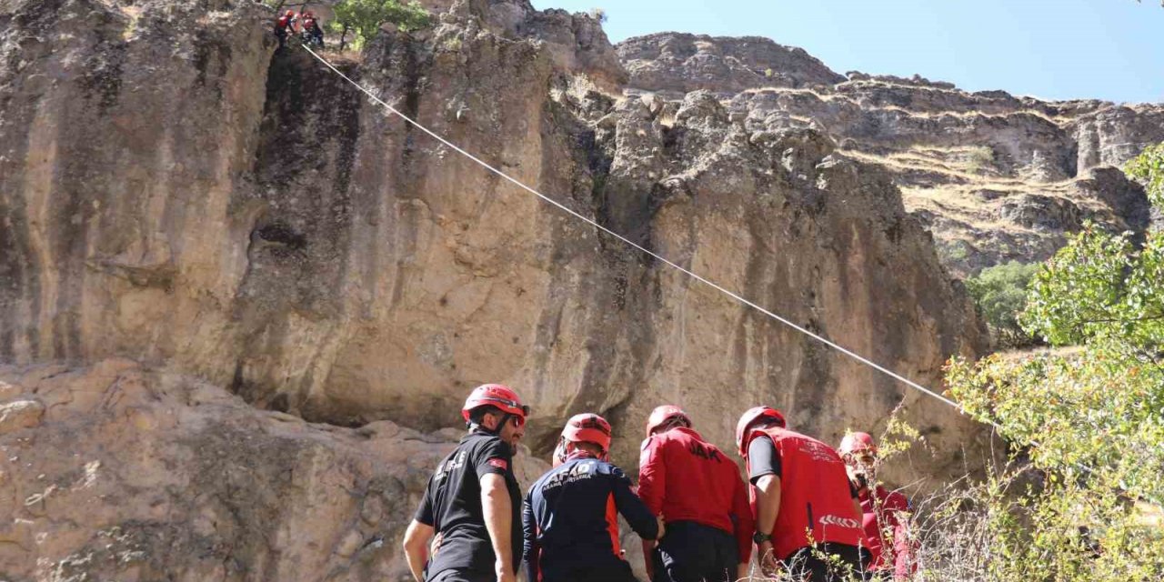 Bolu’da gerçeği aratmayan tatbikat: Zorlu arazide 8 kişi kurtarıldı