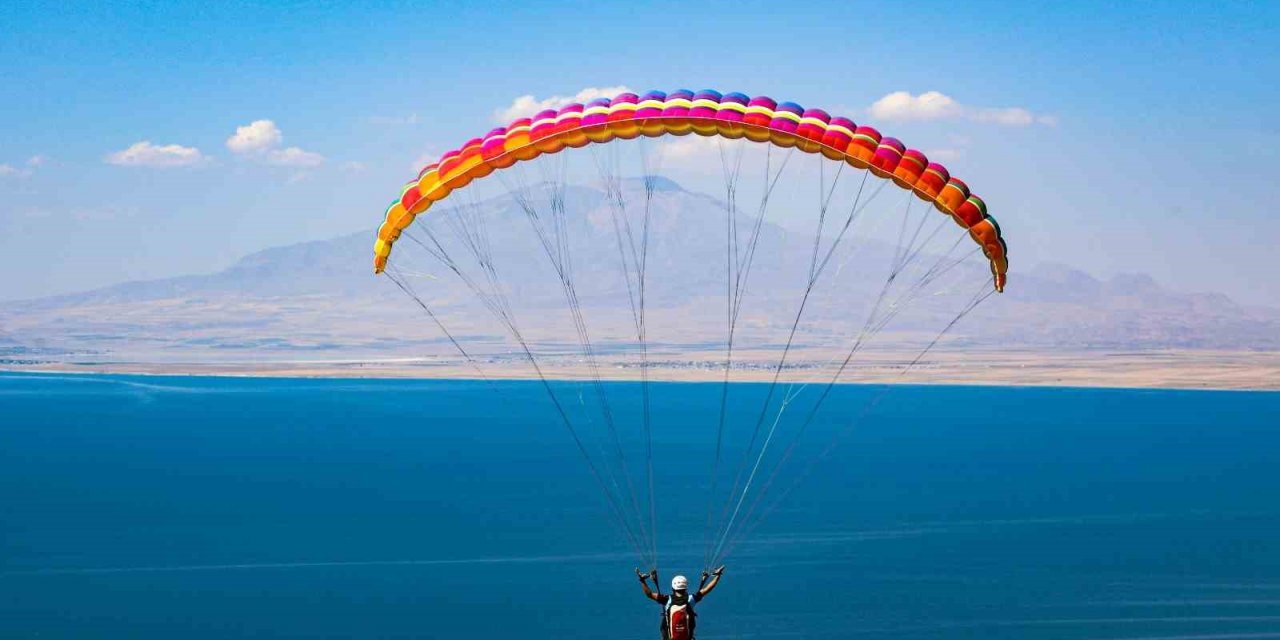 Van Gölü sahilinde yamaç paraşütü ve paramatör şampiyonası
