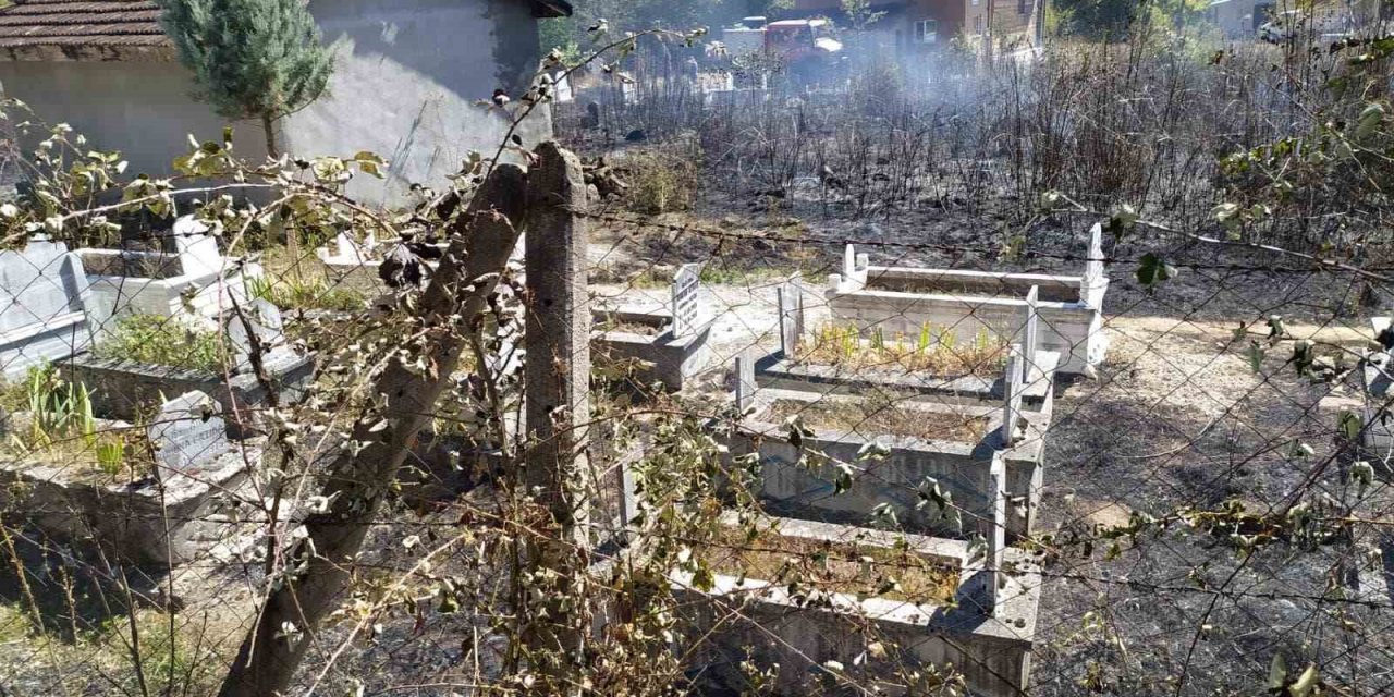Mezarlıkta çıkan yangın söndürüldü