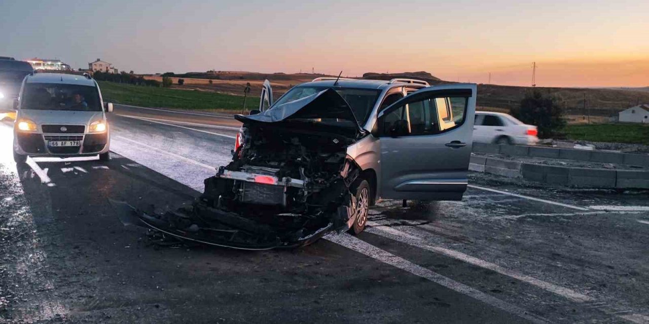 Hafif ticari araç kamyona çarptı: 5 yaralı