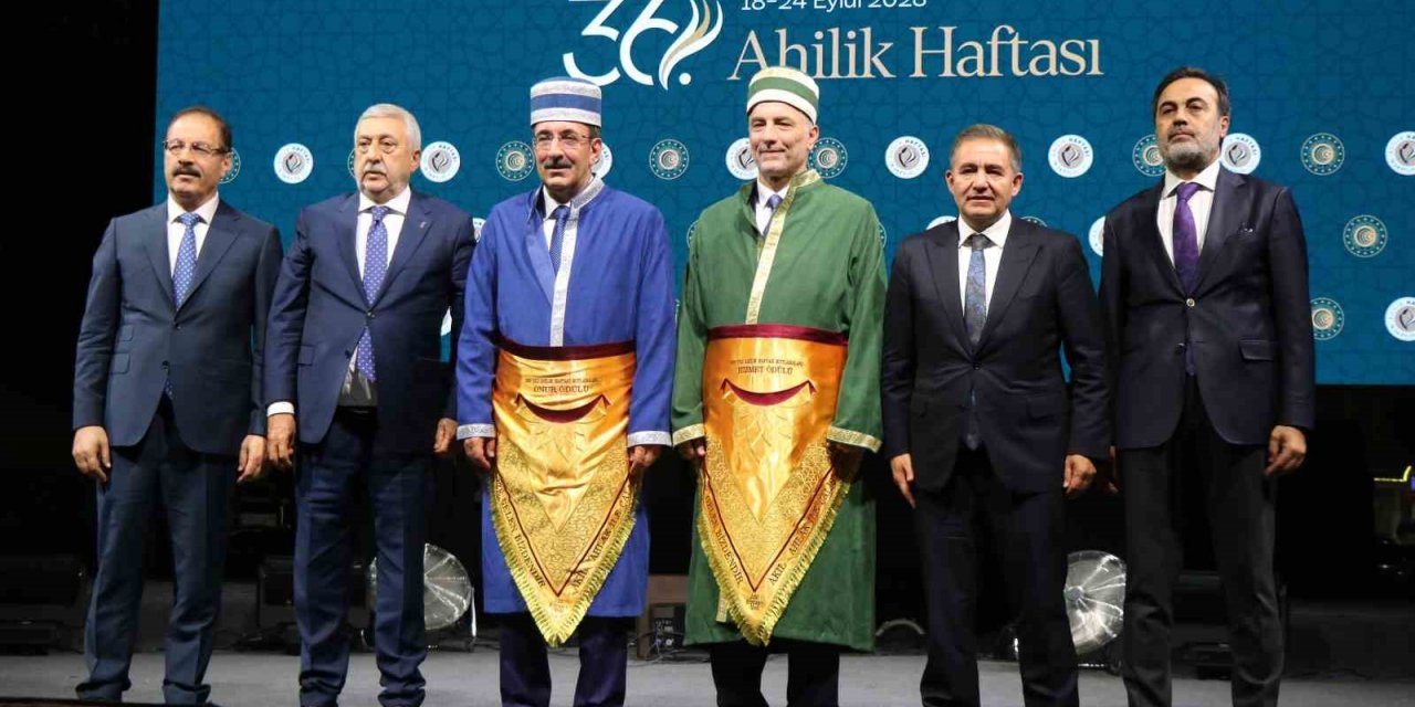 Cumhurbaşkanı Yardımcısı Cevdet Yılmaz, şed kuşandı