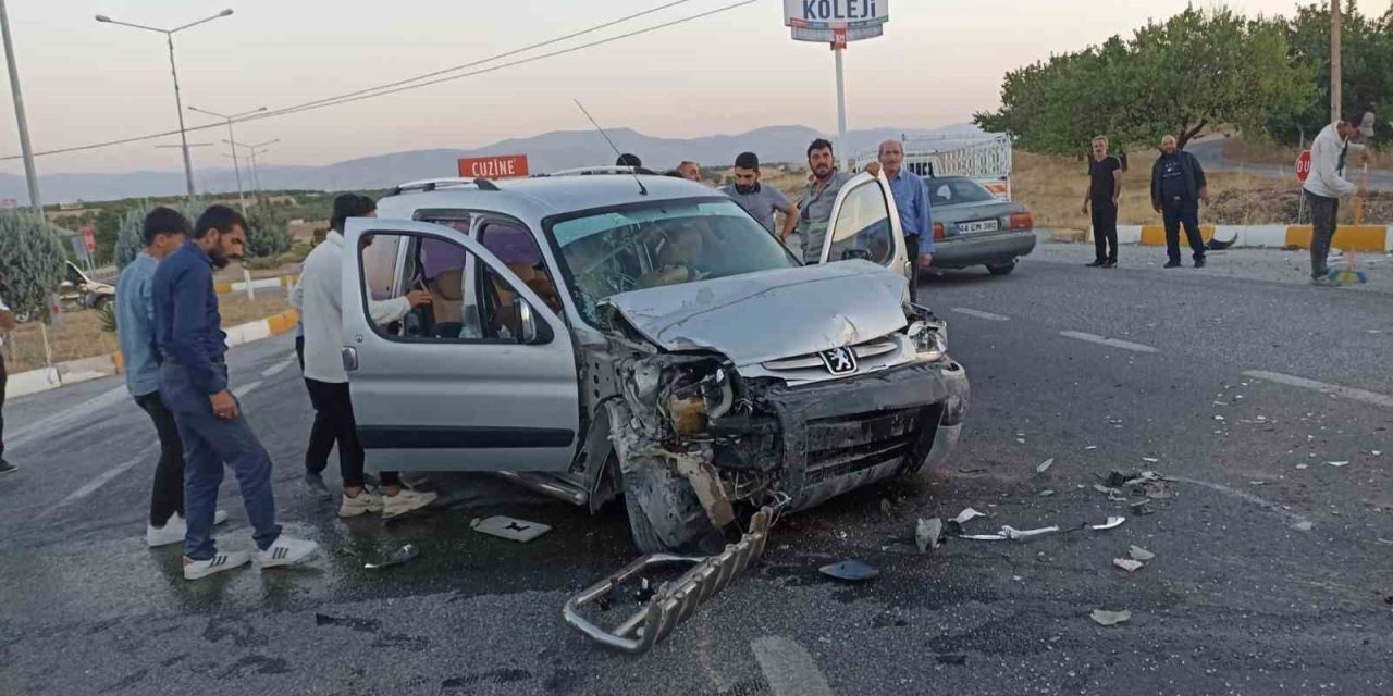 Hafif ticari araçla otomobil çarpıştı: 5 yaralı