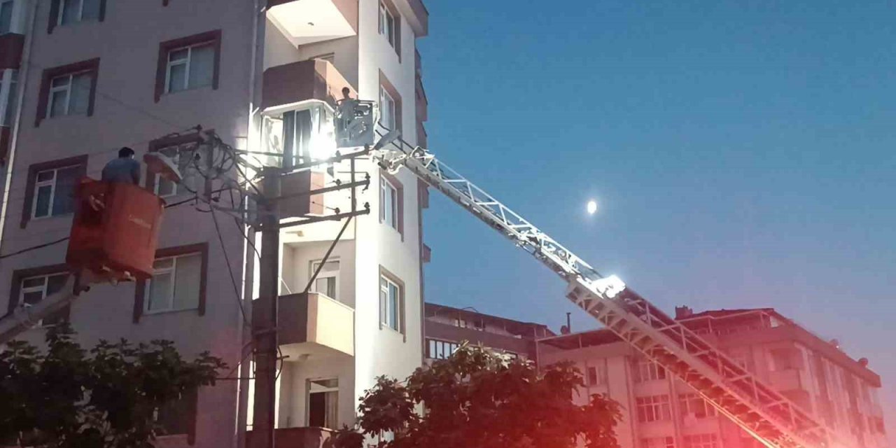 Bina duman doldu, mahsur kalan vatandaşları itfaiye kurtardı