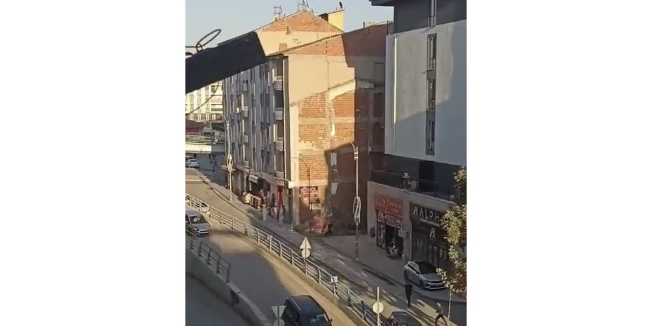 Elazığ’da cadde ortasında silahlı kavga kamerada