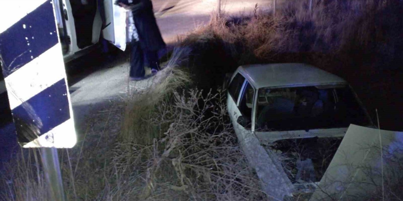 Direksiyon hakimiyetini kaybetti, yol kenarındaki menfeze düştü