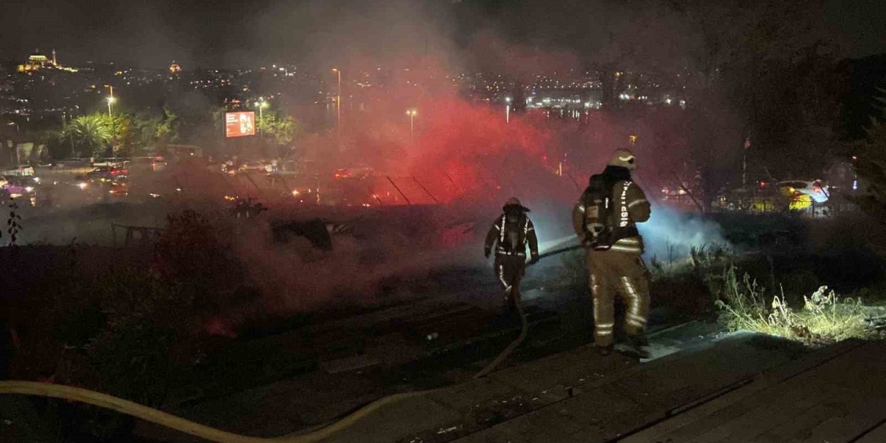 Beyoğlu Evlendirme Dairesi’nin bahçesinde korkutan yangın: Tahta yürüyüş yolu alev alev yandı