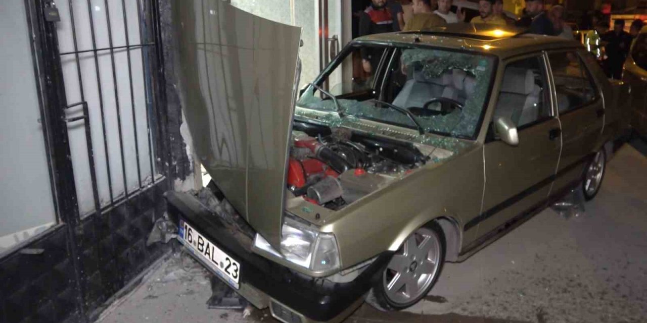 Alkollü sürücü trafikte dehşet saçtı, iş yerine çarparak durabildi: 2 yaralı