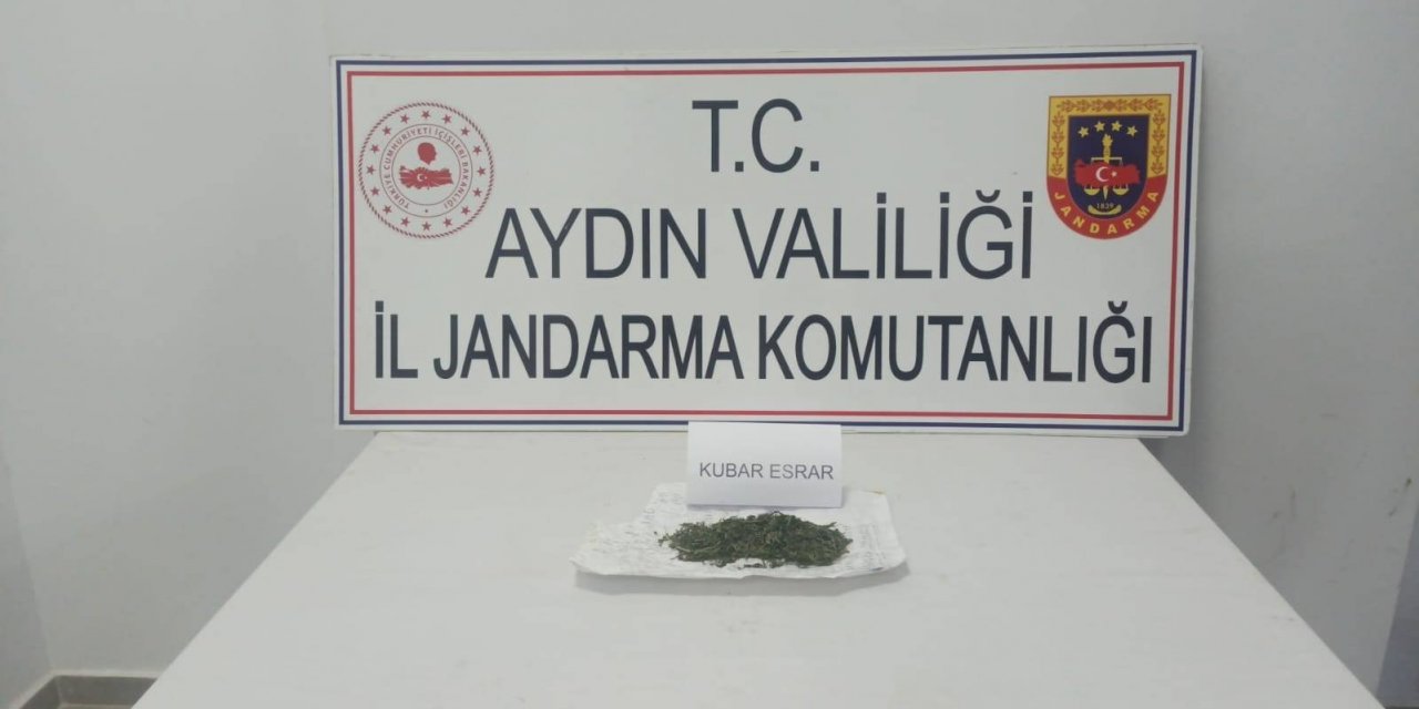 At arabasında uyuşturucu ele geçirildi