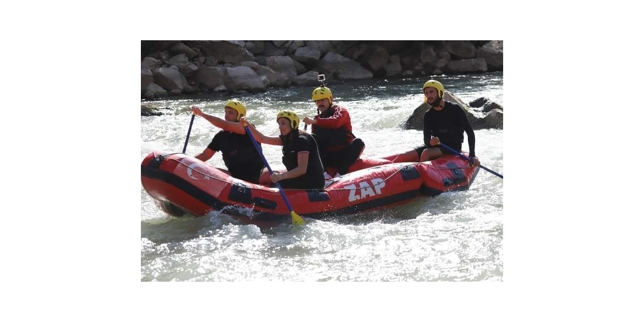 Çukurca’da rafting heyecanı devam ediyor