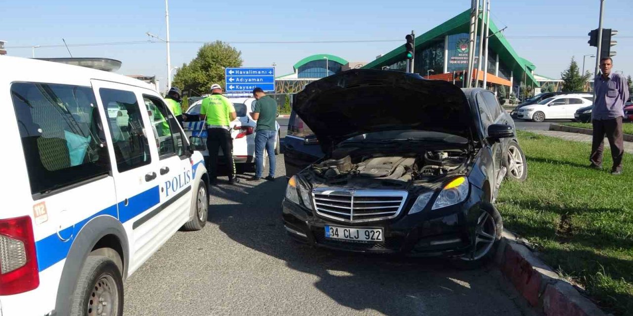 Otomobilin çarptığı araç refüje savruldu: 1 yaralı