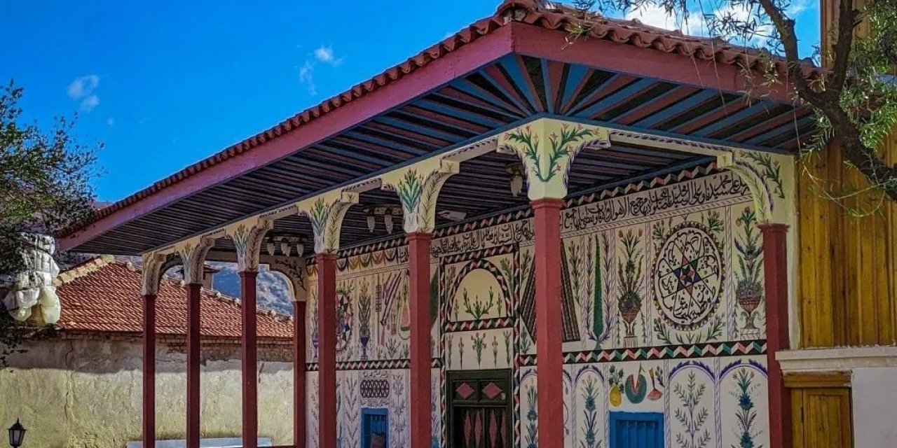 212 yıllık tarihi cami, kök boyası işlemeleriyle canlılığını koruyor