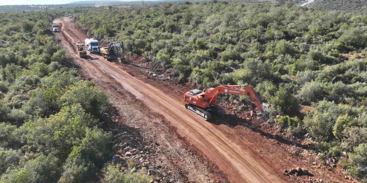 Mersin’in ilçelerinde yol çalışmaları sürüyor