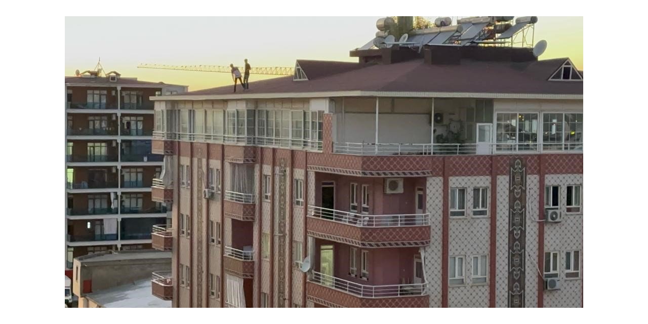 Batman’da gençler çatıda yürekleri ağza getirdi