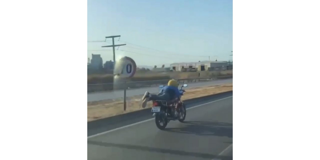 Motosikleti yatarak kullandı, yürekli ağza getirdi