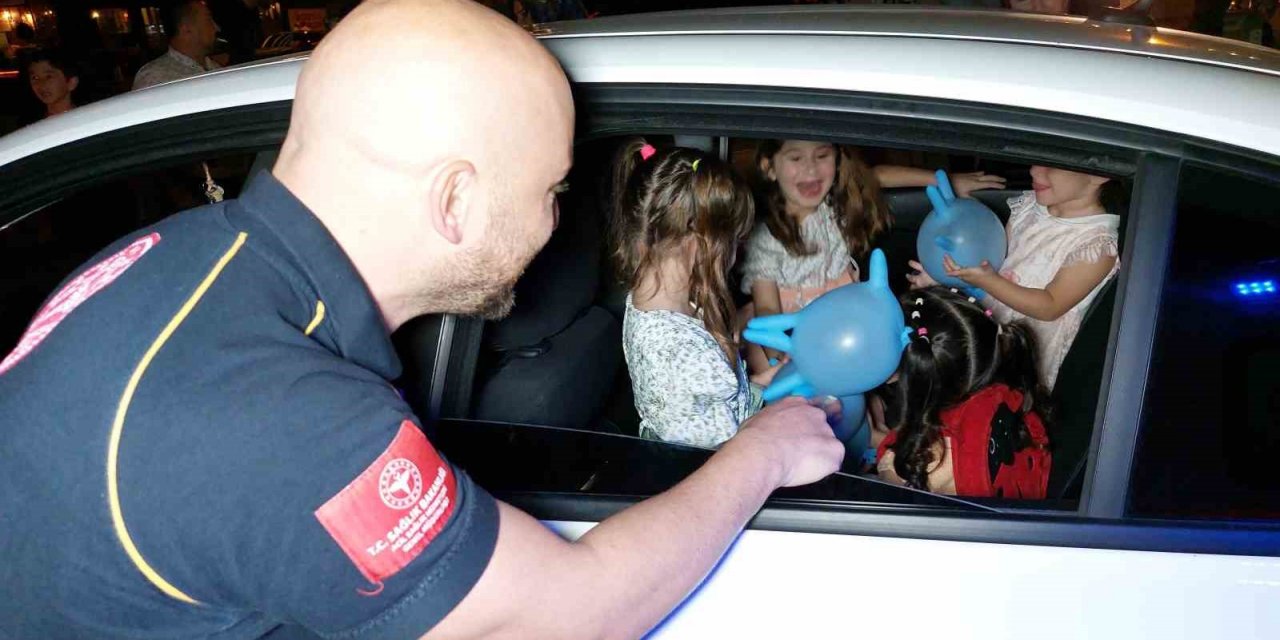 Trafik kazasından korkan çocukların yüzünü ambulans şoförü güldürdü