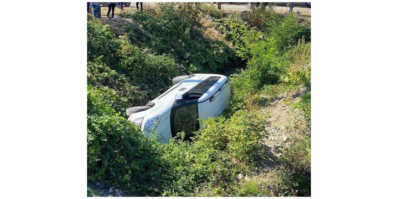 El freni çekilmeyen araç dereye düştü