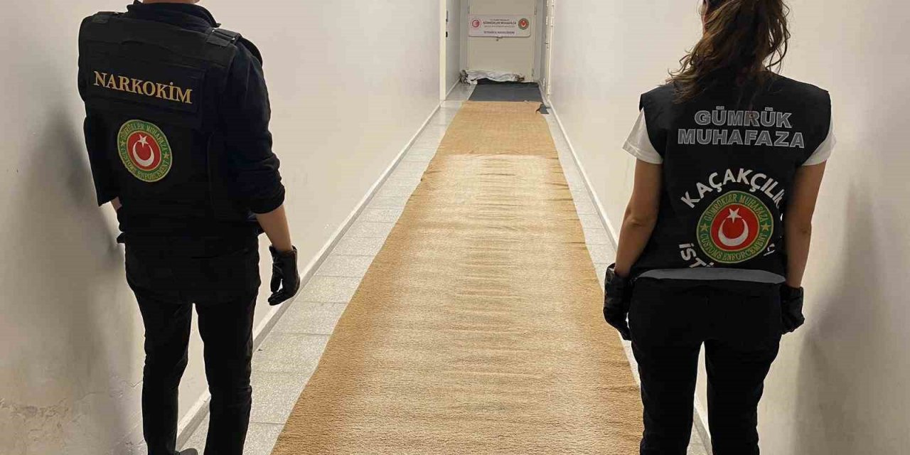 İstanbul Havalimanı’nda halıya emdirilmiş 17 kilo uyuşturucu ele geçirildi