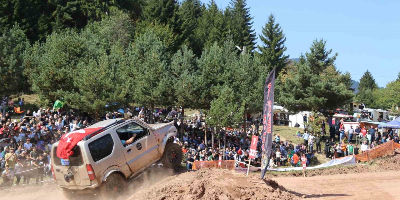 Artvin’de bin 200 rakımlı Kafkasör Yaylası’nda off-road heyecanı