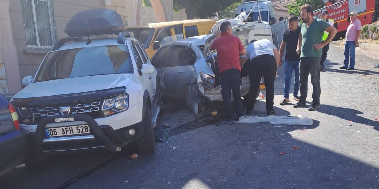 Kontrolü kaybolan minibüs önce araçlara sonra yayalara çarptı: 1 Ölü