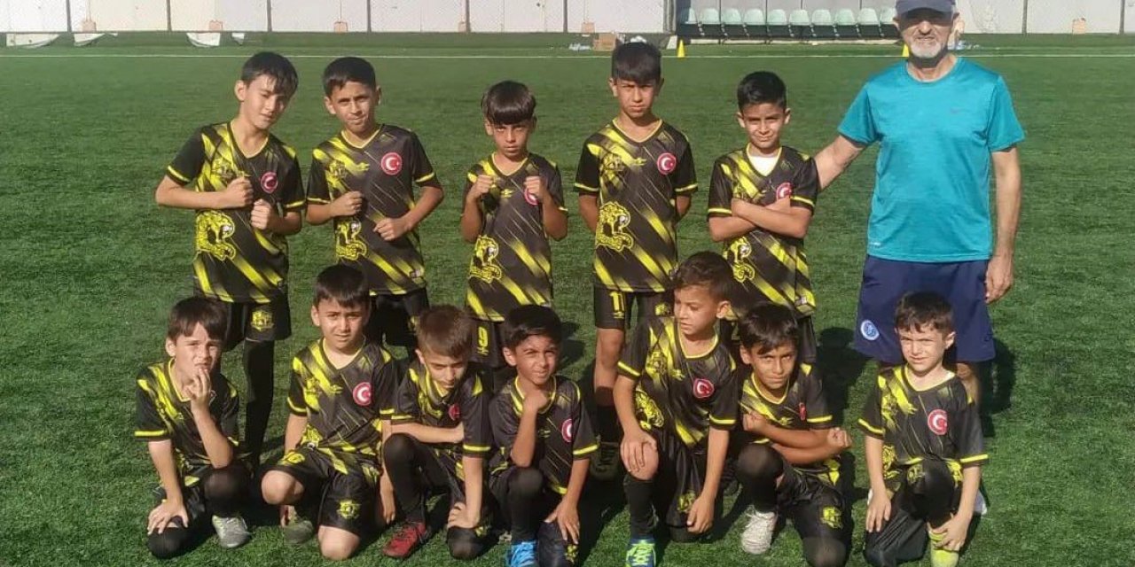 Minik futbolculardan temizlik dersi