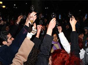 Facebook'ta örgütlenip, AKP'ye içtiler!