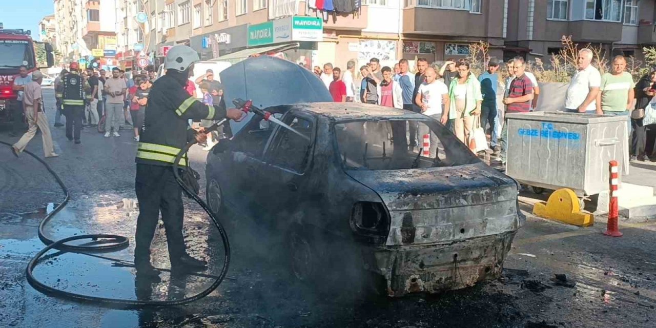 Otomobil alev topuna döndü, sürücü son anda kurtuldu