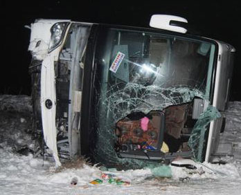 Otobüs şarampole yuvarlandı: 15 yaralı