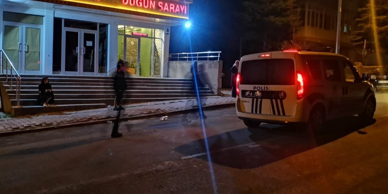 Düğünde kavga çıktı! 1 kişi bıçaklandı, annesi darp edildi