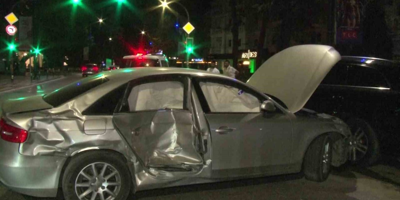 Kadıköy’de aşırı hız yapan araç park halindeki araçlara çarptı: 2 yaralı