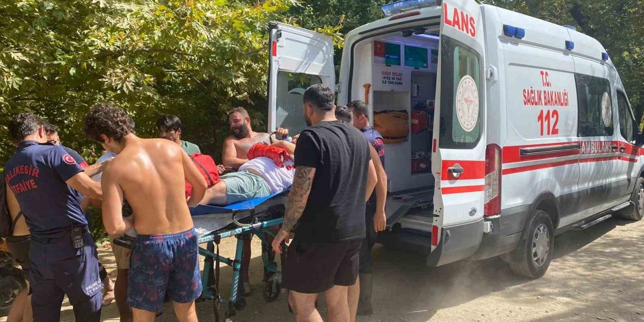 Kanyondan düşerek yaralanan kişiyi itfaiye kurtardı