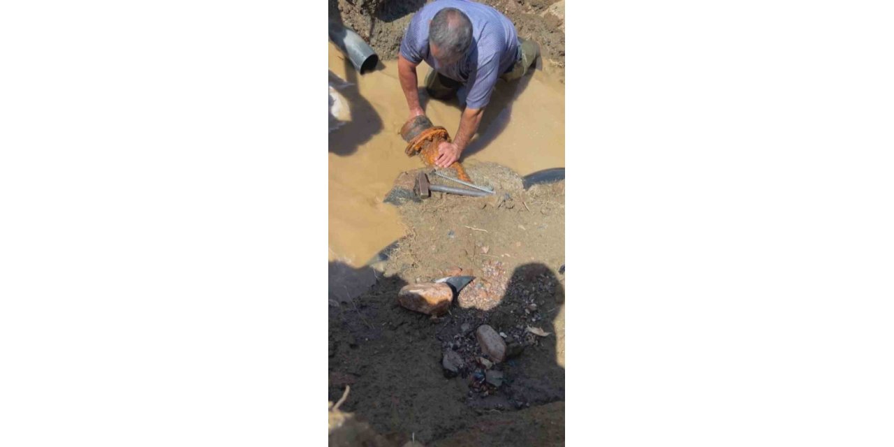 İçme suyu hattını tıkayarak mahalleyi susuz bırakan taşlar, ekipleri hayrete düşürdü