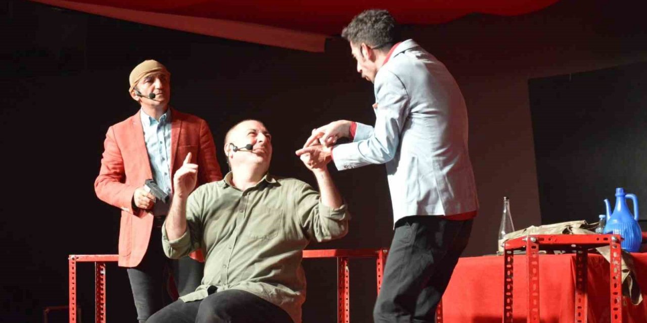 Çine, ’İyi, Kötü Çirkin’ oyunuyla doyasıya güldü