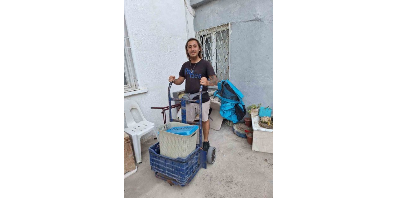 Hurdacı genç bulduğu para dolu çantayı sahibine teslim etti