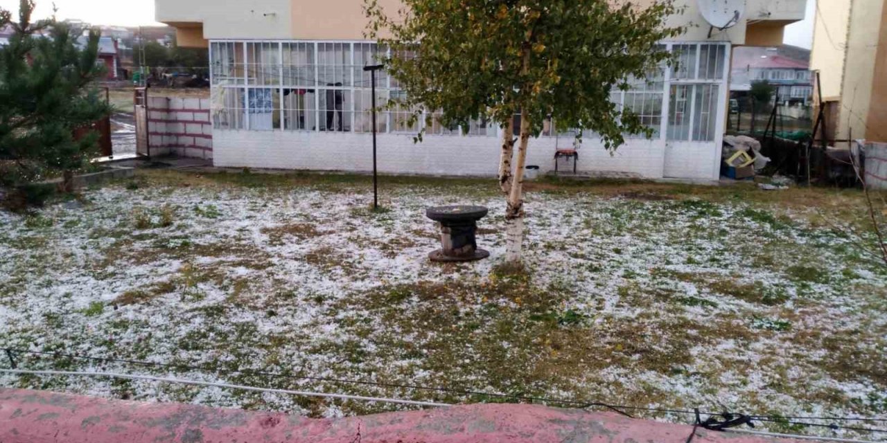 Aniden bastıran dolu yağışı ilçeyi beyaza bürüdü