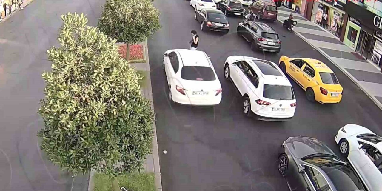 Telefonla konuşarak karşıya geçerken otomobil çarptı