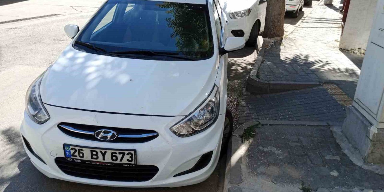 Engelli rampasının önüne park edilen araç tepki topladı