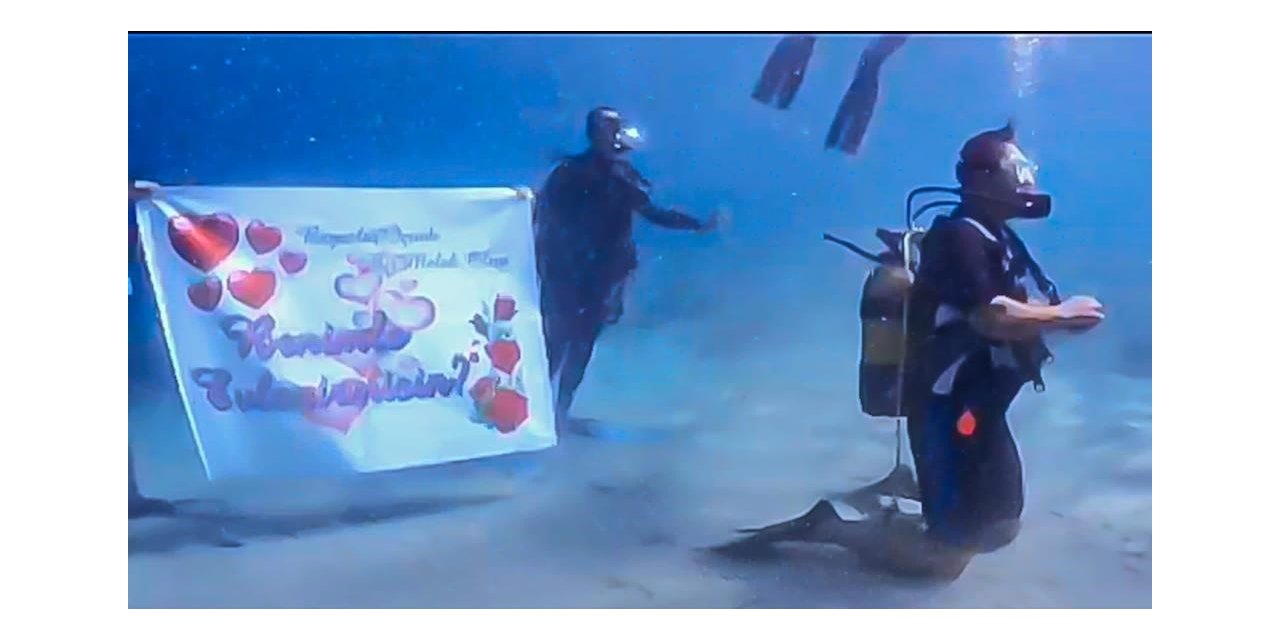 Denizin altında evlenme teklifi