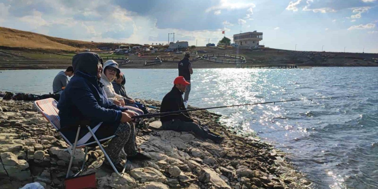 Denizi olmayan Sivas’ta oltasını alan baraja koştu