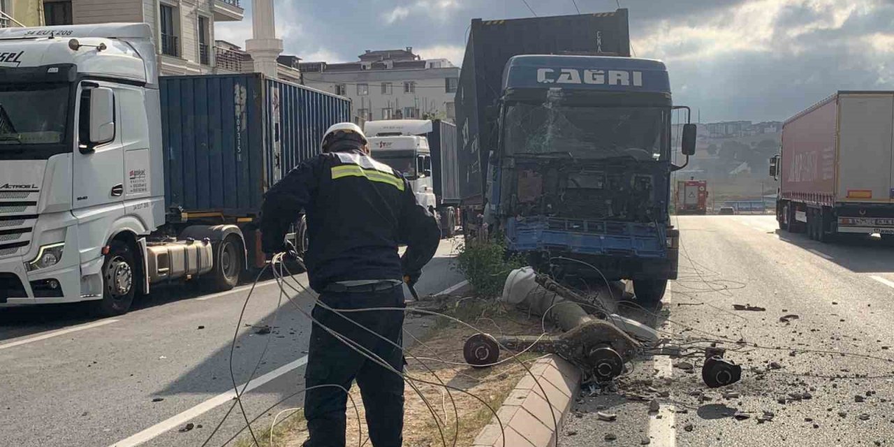 Kontrolden çıkan tır elektrik direğini devirdi