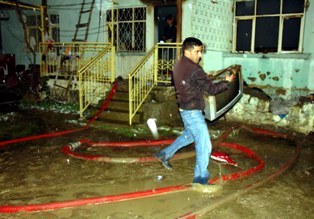 Konya'da bir ahşep ev tamamen yandı