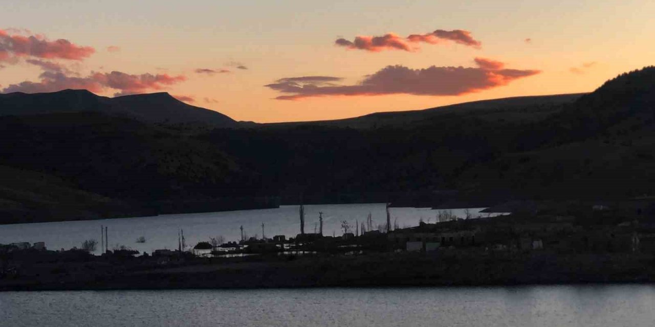 Sarıkamış’ta bulutlar kızıla büründü