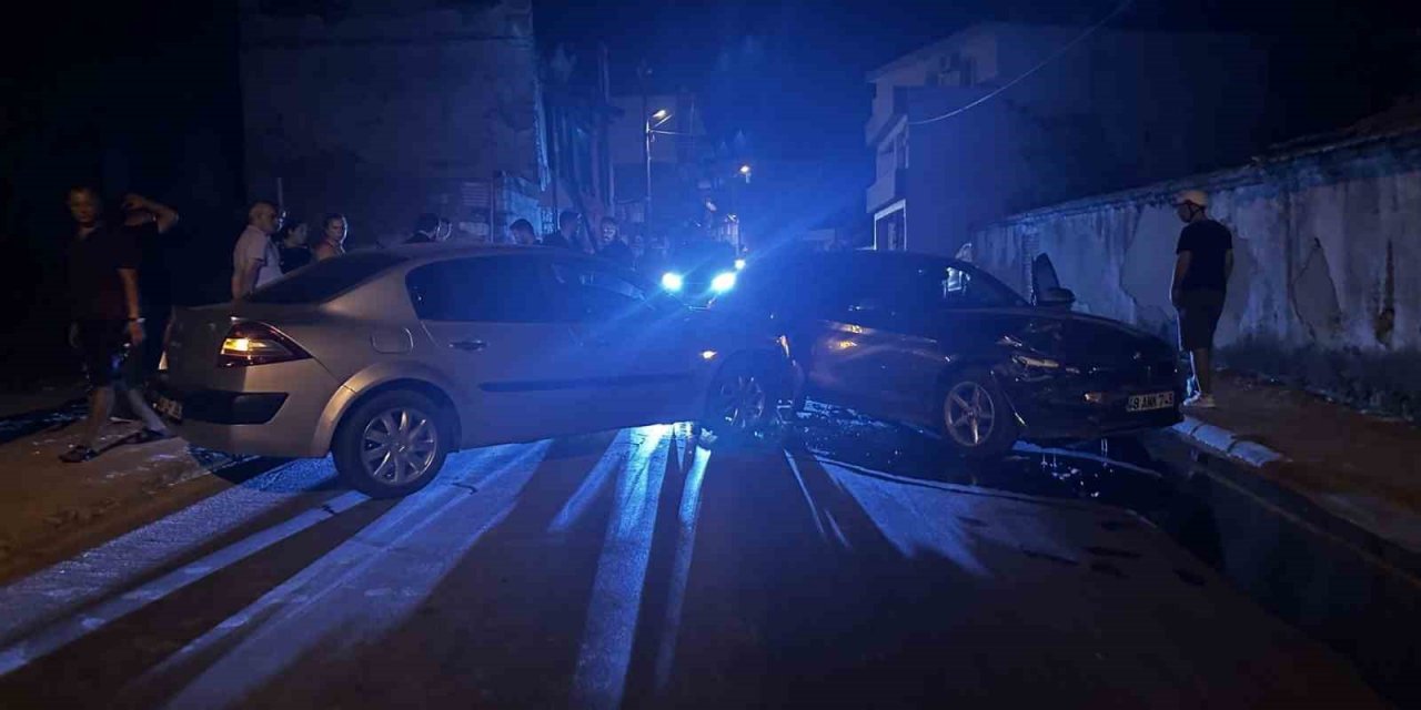 Milas’ta iki otomobil kafa kafaya çarpıştı: 1 yaralı